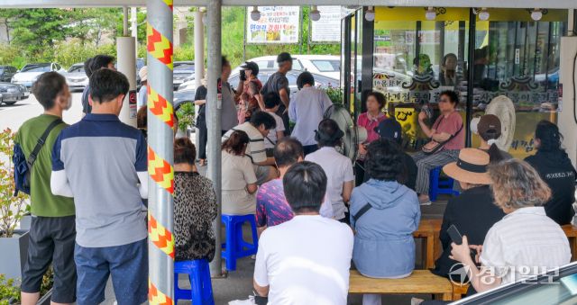 절기 상 중복인 30일 오후 수원특례시 한 삼계탕 집에서 시민들이 삼계탕을 먹기 위해 줄 서 있다. 조상들은 중복을 포함한 복날에 삼계탕, 백숙 등 닭을 이용한 음식 뿐 아니라 민어, 장어, 염소 등 다양한 보양 음식을 섭취했다. 윤원규기자