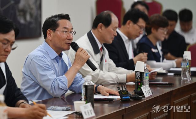 유정복 인천시장이 북한 핵 오염수 방류 의혹과 관련해 30일 오전 인천 강화도 외포항을 찾아 어업인들과 강화군 수산물 소비촉진을 위한 간담회를 하고 있다.조병석기자