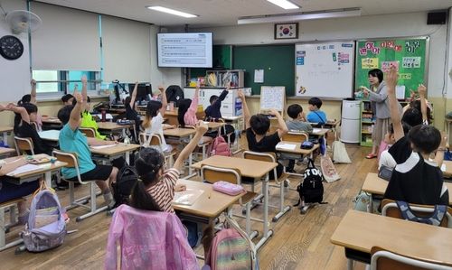 광명지역 초등학교에서 학생들이 치매 관련 수업을 받고 있다. 광명시 제공