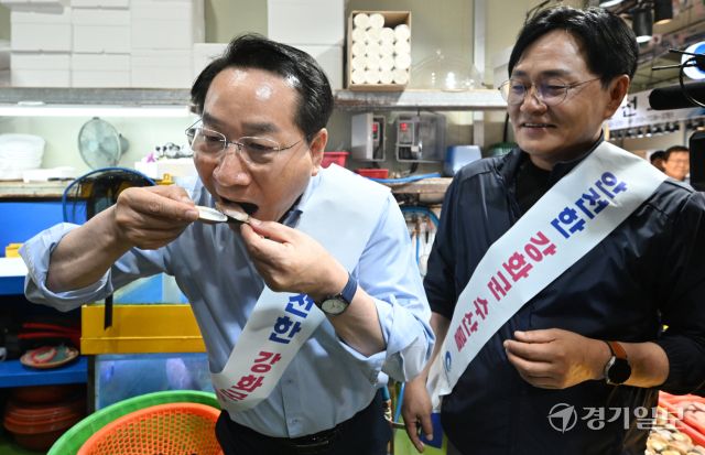 유정복 인천시장이 북한 핵 오염수 방류 의혹과 관련해 30일 오전 인천 강화도 외포항 수산물 직판장을 찾아 구매한 백합을 시식하고 있다. 조병석기자