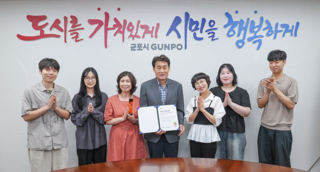 군포시 하은호시장과 관계자들이 ‘소셜아이어워드 2025’ 인스타그램 부문 최우상을 차지한 후 기념촬영을 하고 있다. 군포시 제공