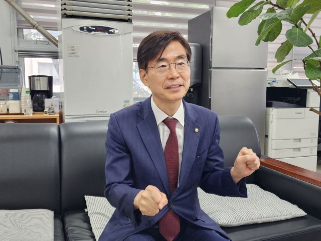 같은날 오후 3시30분께 국민의힘 당 대표 선거에 출사표를 던진 조경태 국회의원(부산 사하을)이 인천시청 기자실에서 간담회를 하고 있다. 이병기기자