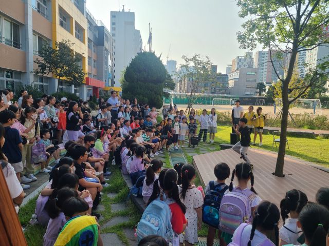4학년 송모 학생이 한국어를 전혀 하지 못한 채 입학해 철저한 개별 언어지도와 자신의 꾸준한 노력으로 일반학급으로 복귀했고, 급기야 등굣길 버스킹 행사 무대에 올라 전교생 앞에서 춤을 추는 모습까지 보여줬다.부천 원미초 제공.