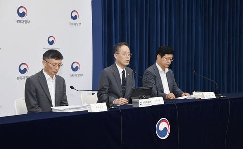 이형일 기획재정부 1차관(가운데)이 지난 29일 세종정부청사에서 2025년 세제개편안 브리핑을 하고 있다. 이 차관 왼쪽은 박금철 세제실장, 오른쪽은 조만희 조세총괄정책관. 기획재정부 제공