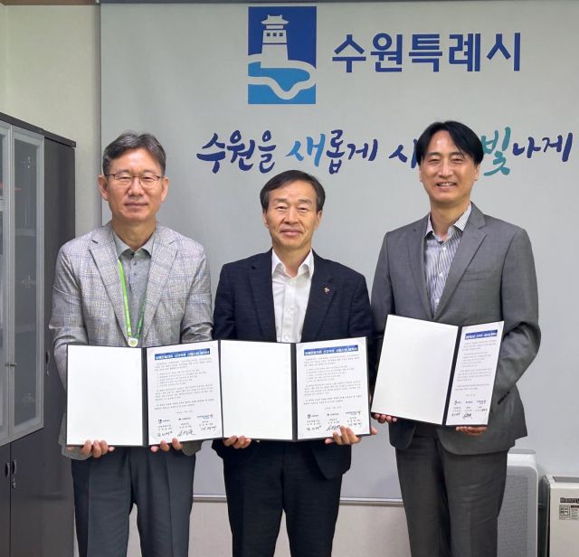 한국장애인고용공단 경기지역본부가 수원특례시와 수원문화재단과 장애인 신규 직무 시범사업을 위한 업무협약을 체결했다. 사진은 왼쪽부터 김인배 수원특례시 시민복지국장, 김정대 한국장애인고용공단 경기지역본부장, 오영균 수원문화재단 대표이사. 한국장애인고용공단 경기지역본부 제공