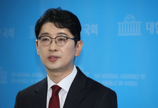 국민의힘 주진우 의원이 지난 24일 서울 여의도 국회 소통관에서 국민의힘 당대표 출마 선언 기자회견을 마치고 취재진의 질문에 답하고 있다. 연합뉴스