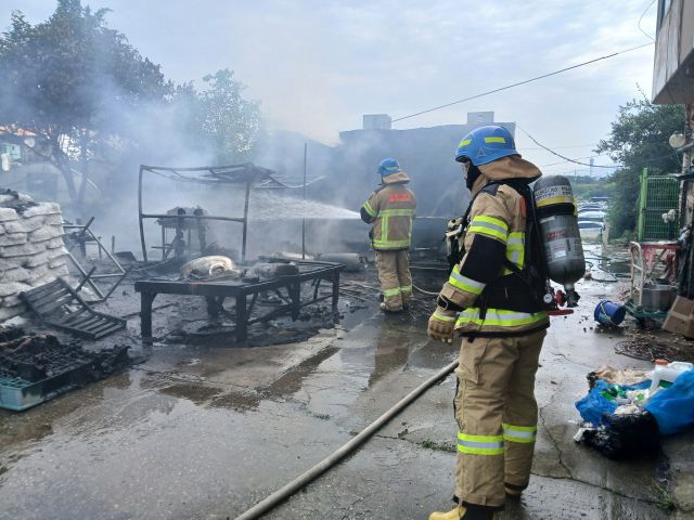31일 오전 9시18분께 인천 중구 남북동 한 냉동창고에서 불이 나 소방대원들이 진화하고 있다. 인천소방본부 제공