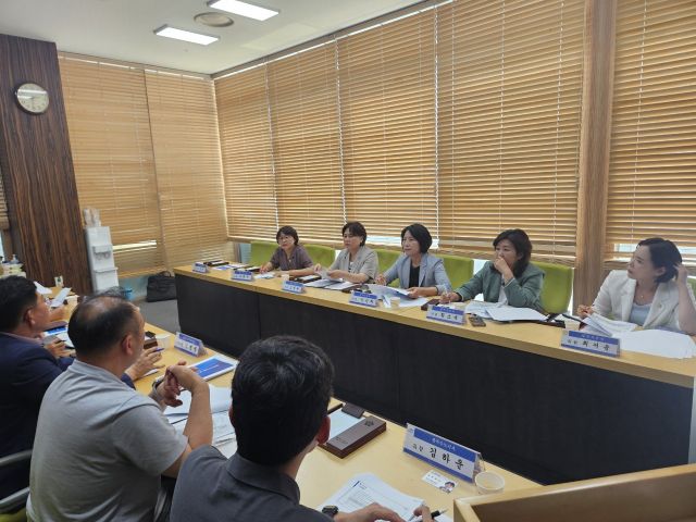 광주시의회 도시환경위원회가 회의실에서 광주시 수도과 및 광주수도지사 관계자들과 간담회를 하고 있다. 광주시의회 제공