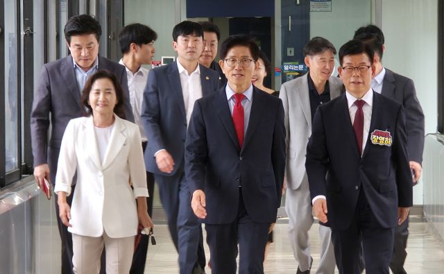 31일 오후 2시30분께 국민의힘 당 대표 선거에 출사표를 던진 김문수 전 고용노동부 장관이 인천시청 기자실에 간담회를 하기 위해 이동하고 있다. 장민재기자