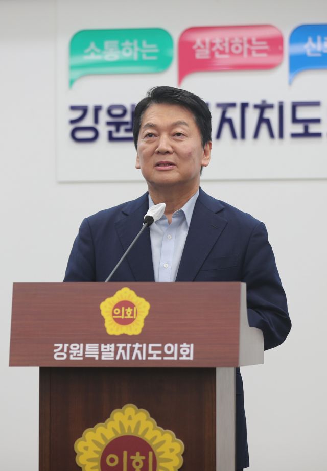 31일 강원특별자치도의회에서 열린 출입기자단 간담회에서 국민의힘 당권 주자인 안철수 의원이 발언하고 있다. 연합뉴스