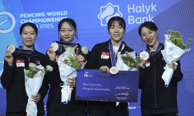 2025 세계펜싱선수권대회 여자 사브르 단체전에서 은메달을 획득한 한국 여자 대표팀이 은메달을 목에걸고 환하게 웃고 있다.EPA=연합뉴스