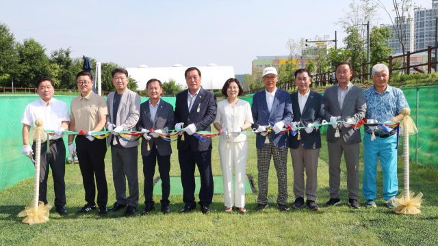 김보라 안성시장과 안정렬 시의장,백낙인 안성시 체육회장 등이 아양동 일원에 조성한 파크골프장 준공식에서 커팅을 준비하고 있다.안성시 제공