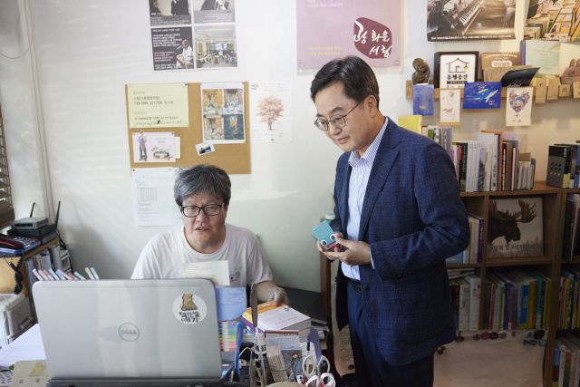 김동연 경기도지사가 29일 수원의 지역서점인 ‘광화문서림’을 방문해 민생회복 소비쿠폰으로 책을 구입하고 있다. 경기도 제공