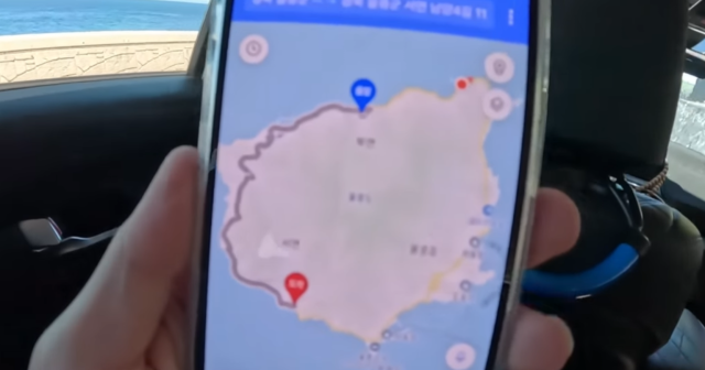 지도가 안내하는 길(회색선)과 반대 방향으로 가고 있다. 유튜브 채널 웅이woongei 갈무리.