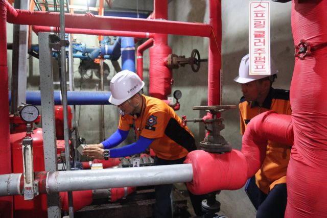 31일 포천소방서가 포천시내 노후된 아파트를 대상으로 스프링클러 설비 점검과 화재안전점검을 하고있다. 포천소방서제공