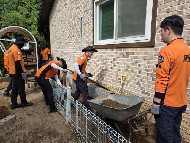 가평군 수해 현장에서 복구 활동에 여념이 없는 하남소방서 소방대원들. 하남소방서 제공