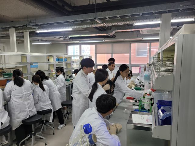 이천교육지원청이 관내 학생들에게 겐트대 글로벌 캠퍼스와 연계한 ‘노벨과학 특화모델’ 운영했다. 이천교육지원청 제공