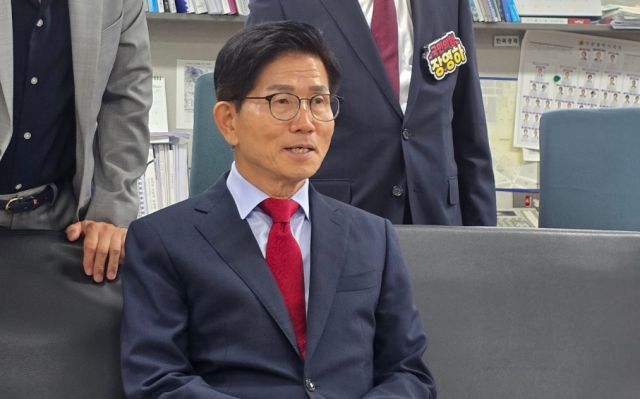 31일 국민의힘 당 대표 선거에 출사표를 던진 김문수 전 고용노동부 장관이 인천시청 기자실에서 간담회를 하고 있다. 장민재 기자