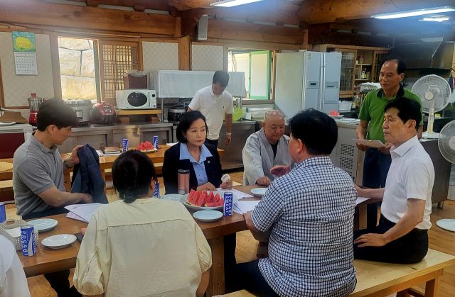 정윤경 경기도의회 부의장이 최근 군포 수리사를 찾아 종교문화 체험시설 조성을 위한 현실적 대안 마련 간담회를 하고 있다. 경기도의회 제공.