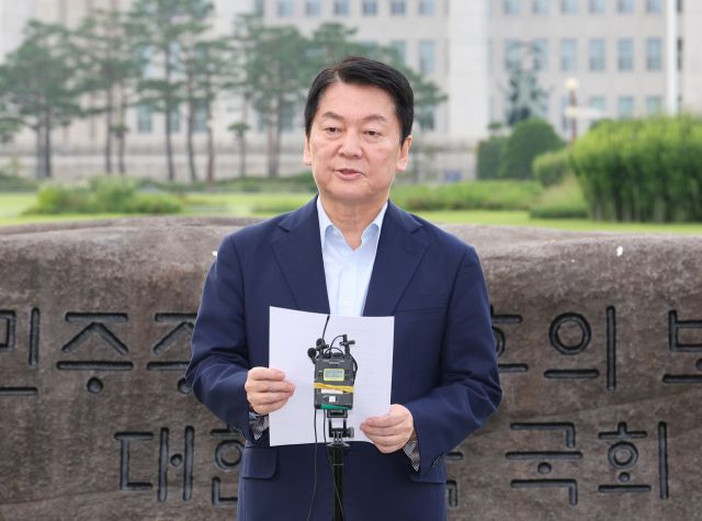 국민의힘 안철수 의원이 29일 서울 여의도 국회 상징석 앞에서 당대표 선거 출마를 선언하고 있다. 연합뉴스