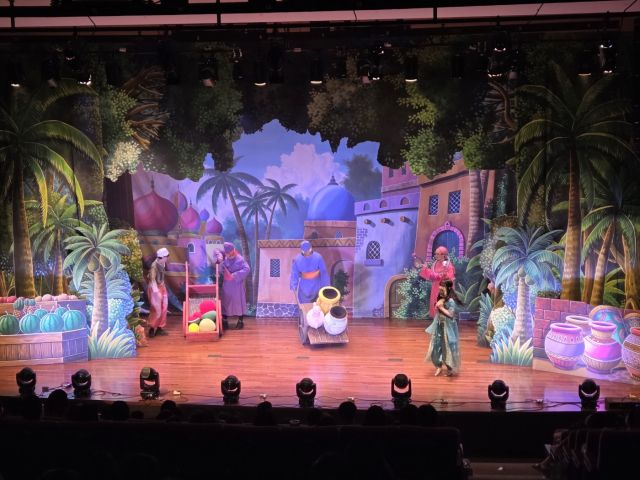 경기북지역 특수교육 대상 학생들이 경기섬유종합지원센터 대강당 무대에 오른 가족뮤지컬 알라딘을 관람하고 있다. 동두천양주교육지원청 제공