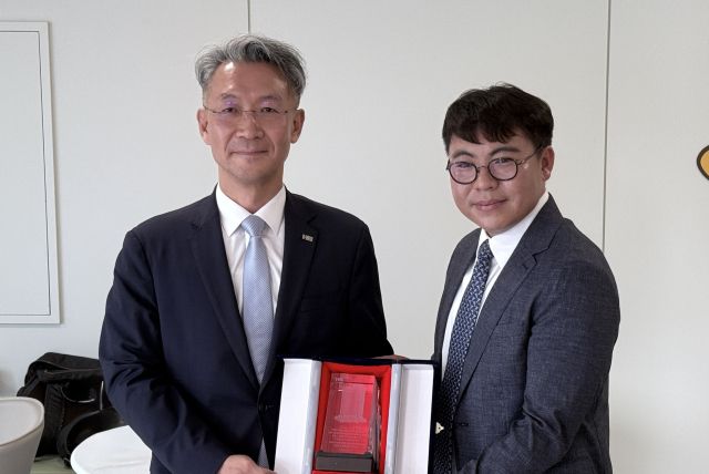 평택석정공원화성파크드림 입주자협의회에서 시공사인 HS화성 이종원 대표이사에게 감사패를 전달하고 있다. 이지민기자