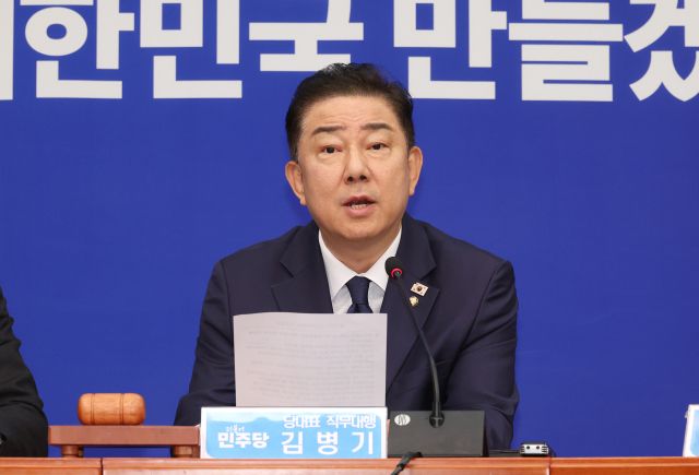 김병기 당대표 직무대행 겸 원내대표가 4일 국회에서 열린 최고위원회의에서 발언하고 있다. 연합뉴스