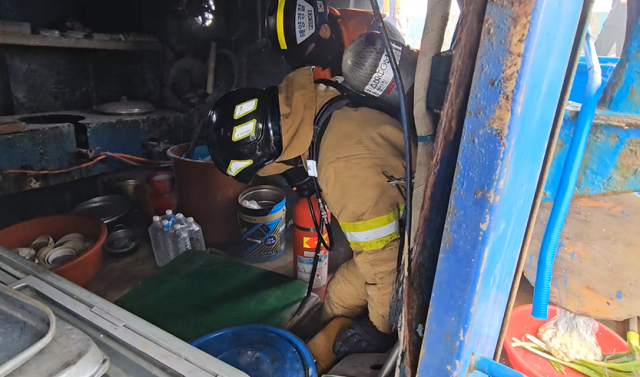 인천해양경찰서 312함 경찰관들이 지난 3일 옹진군 굴업도 인근 해상에서 발생한 선박 화재를 진화하고 있다. 인천해양경찰서 제공