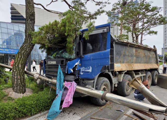 4일 오후 2시7분께 인천 연수구 송도동 G타워 앞에서 덤프트럭이 인도로 돌진해 시설물이 부서졌다. 연합뉴스 제공