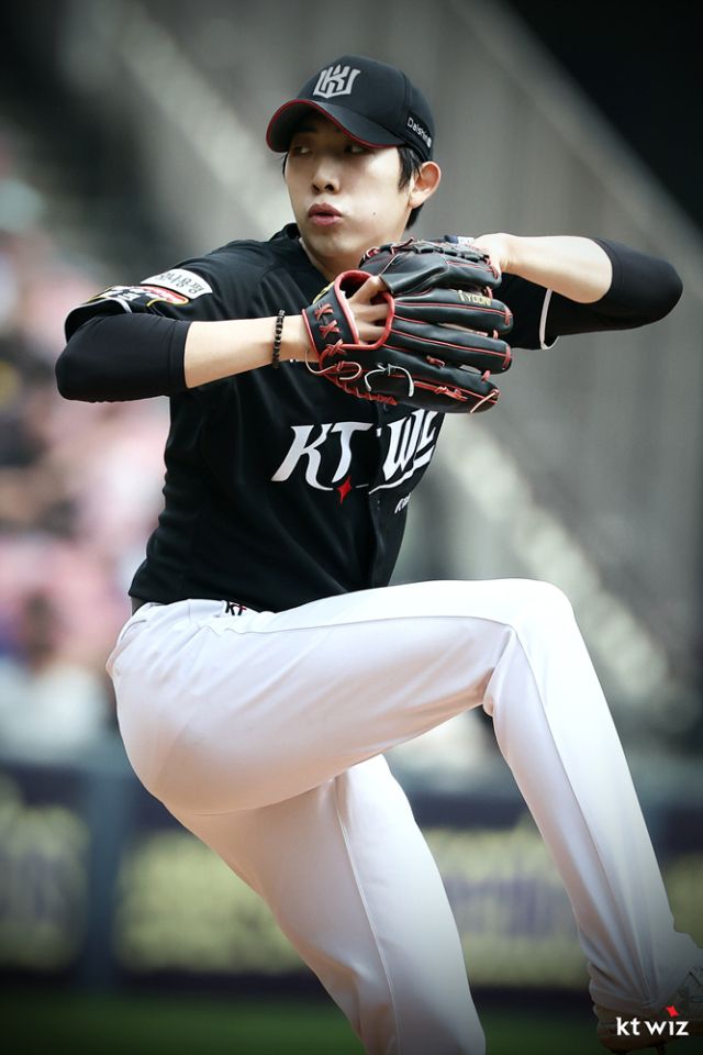 4일 잠실 두산전서 6이닝 1실점 호투로 개인 첫 KBO리그 10승 고지에 오른 KT 위즈 선발투수 오원석.KT 위즈 제공