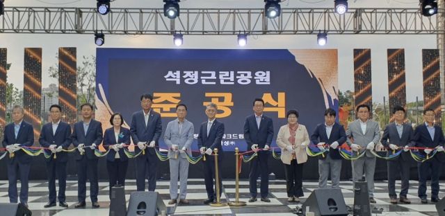 4일 오후 평택시 장당동에서 진행된 '화성파크드림' 준공식에서 참석자들이 테이프커팅을 진행하고 있다. 이지민기자