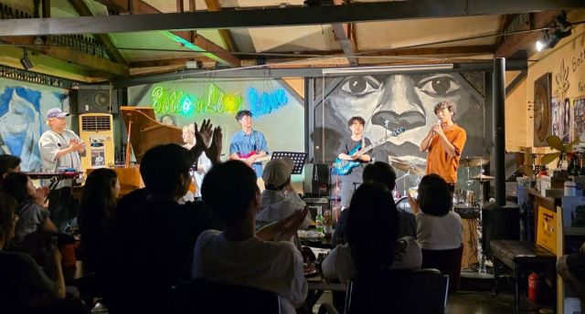 5일 인천 중구 재즈카페 바텀라인에서 열린 인천펜타포트 라이브 클럽에서 에니그마타의 무대가 끝나자 관객들이 박수와 환호성을 보내고 있다. 장민재기자