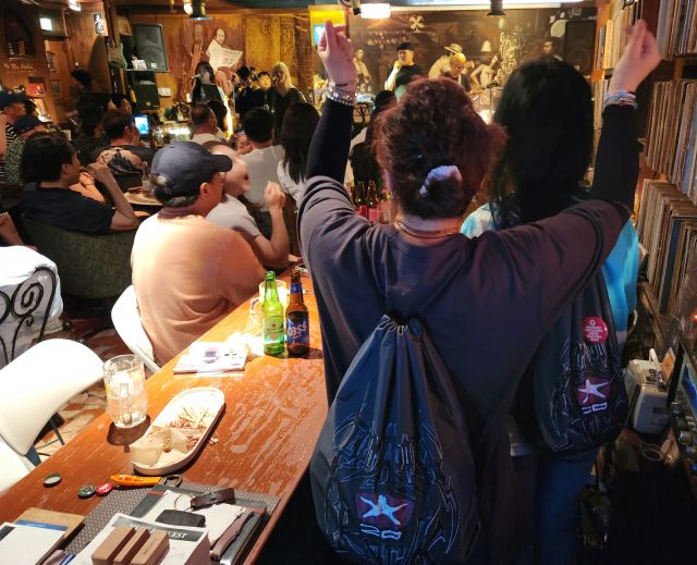 인천펜타포트 락 페스티벌 굿즈 티셔츠를 입거나 가방을 멘 ‘찐팬’ 관객들이 4일 오후 인천 연수구 뮤즈 엘피바에서 열린 펜타포트 락 페스티벌 라이브 클럽파티에서 한상원밴드의 공연을 보고 있다. 황남건기자