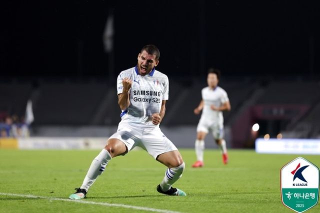 5일 아산 이순신종합운동장에서 열린 ‘하나은행 K리그2 2025’ 충남아산과 원정경기에서 결승골을 넣은 수원 삼성의 브루노 실바가 세리머니를 펼치고 있다.프로축구연맹 제공