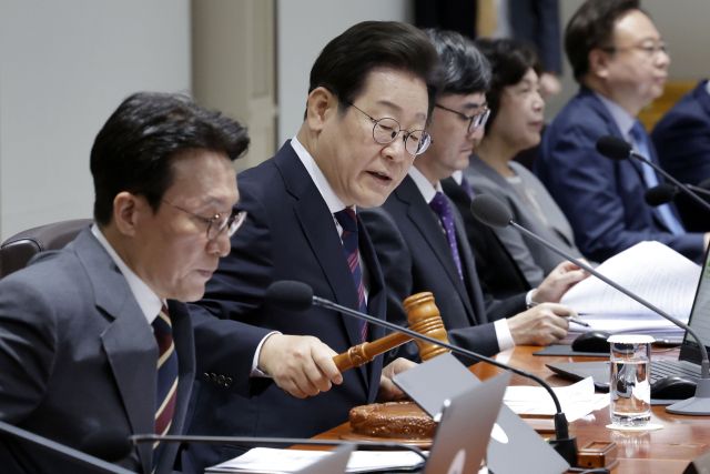 이재명 대통령이 5일 서울 용산 대통령실 청사에서 열린 국무회의에서 의사봉을 두드리며 개회 선언을 하고 있다. 대통령실 제공