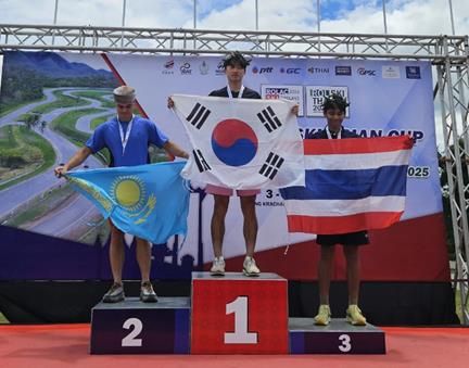 2025 국제스키연맹(FIS) 롤러스키 아시안컵 1차 대회 남자 15㎞ 매스 스타트 클래식에서 우승한 경기도청 이건용이 시상식에서 태극기를 펼쳐들고 기념촬영을 하고 있다.대한스키협회 제공