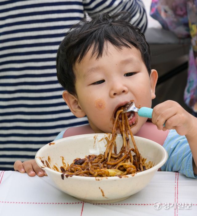 5일 오전 과천시 포레드림아파트에서 열린 '2025년 아름다운동행과 함께하는 짜장데이 나눔 행사'에서 한 어린이가 짜장면을 먹고 있다. 포레드림아파트는 통합공공임대 아파트로 이날 행사에서는 퇴직 공무원 자원봉사단체인 상록자원봉사단 등 봉사단이 독거노인, 차상위 계층 등 어려운 이웃 및 지역 주민들을 위해 준비한 음식을 나누고 장기자랑 등 행사로 진행됐다. 윤원규기자자