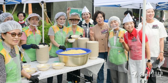 5일 오전 과천시 포레드림아파트에서 열린 '2025년 아름다운동행과 함께하는 짜장데이 나눔 행사'에서 신계용 과천시장, 하영주 과천시의회 의장 등 참석자들이 짜장 나눔 봉사를 하고 있다. 포레드림아파트는 통합공공임대 아파트로 이날 행사에서는 퇴직 공무원 자원봉사단체인 상록자원봉사단 등 봉사단이 어려운 이웃 및 지역 주민들을 위해 준비한 음식을 나누고 장기자랑 등 행사로 진행됐다. 윤원규기자