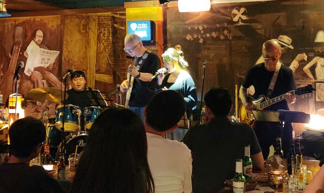 한상원밴드가 4일 오후 인천 연수구 뮤즈 엘피바에서 열린 인천펜타포트 락 페스티벌 라이브 클럽파티 무대에 올라 공연을 선보이고 있다. 황남건기자