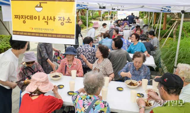 5일 오전 과천시 포레드림아파트에서 열린 '2025년 아름다운동행과 함께하는 짜장데이 나눔 행사'에서 지역 주민들이 짜장면을 먹고 있다. 포레드림아파트는 통합공공임대 아파트로 이날 행사에서는 퇴직 공무원 자원봉사단체인 상록자원봉사단 등 봉사단이 독거노인, 차상위 계층 등 어려운 이웃 및 지역 주민들을 위해 준비한 음식을 나누고 장기자랑 등 행사로 진행됐다. 윤원규기자