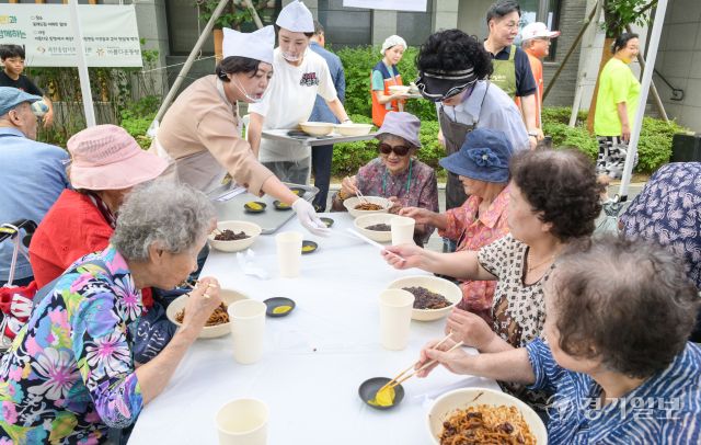 5일 오전 과천시 포레드림아파트에서 열린 '2025년 아름다운동행과 함께하는 짜장데이 나눔 행사'에서 신계용 과천시장이 짜장 나눔 봉사를 하고 있다. 포레드림아파트는 통합공공임대 아파트로 이날 행사에서는 퇴직 공무원 자원봉사단체인 상록자원봉사단 등 봉사단이 어려운 이웃 및 지역 주민들을 위해 준비한 음식을 나누고 장기자랑 등 행사로 진행됐다. 윤원규기자