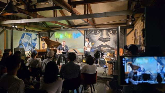 5일 인천 중구 재즈카페 바텀라인에서 열린 인천펜타포트 라이브 클럽에서 김마스타트리오의 노래에 관객들이 집중하고 있다. 장민재기자