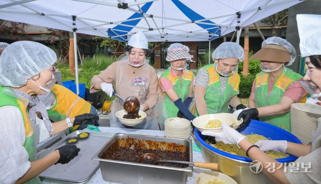 5일 오전 과천시 포레드림아파트에서 열린 '2025년 아름다운동행과 함께하는 짜장데이 나눔 행사'에서 신계용 과천시장 등 참석자들이 짜장 나눔 봉사를 하고 있다. 포레드림아파트는 통합공공임대 아파트로 이날 행사에서는 퇴직 공무원 자원봉사단체인 상록자원봉사단 등 봉사단이 어려운 이웃 및 지역 주민들을 위해 준비한 음식을 나누고 장기자랑 등 행사로 진행됐다. 윤원규기자