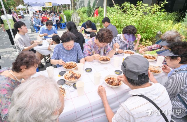 5일 오전 과천시 포레드림아파트에서 열린 '2025년 아름다운동행과 함께하는 짜장데이 나눔 행사'에서 지역 주민들이 짜장면을 먹고 있다. 포레드림아파트는 통합공공임대 아파트로 이날 행사에서는 퇴직 공무원 자원봉사단체인 상록자원봉사단 등 봉사단이 독거노인, 차상위 계층 등 어려운 이웃 및 지역 주민들을 위해 준비한 음식을 나누고 장기자랑 등 행사로 진행됐다. 윤원규기자
