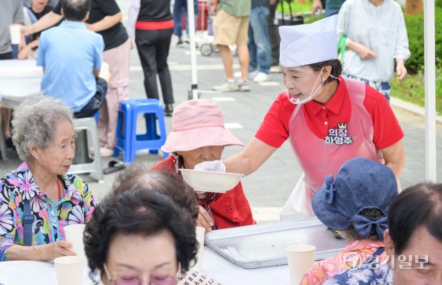 5일 오전 과천시 포레드림아파트에서 열린 '2025년 아름다운동행과 함께하는 짜장데이 나눔 행사'에서 하영주 과천시의회 의장이 짜장 나눔 봉사를 하고 있다. 포레드림아파트는 통합공공임대 아파트로 이날 행사에서는 퇴직 공무원 자원봉사단체인 상록자원봉사단 등 봉사단이 어려운 이웃 및 지역 주민들을 위해 준비한 음식을 나누고 장기자랑 등 행사로 진행됐다. 윤원규기자