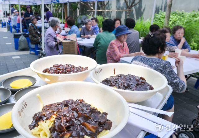 5일 오전 과천시 포레드림아파트에서 열린 '2025년 아름다운동행과 함께하는 짜장데이 나눔 행사'에서 지역 주민들이 짜장면을 먹고 있다. 포레드림아파트는 통합공공임대 아파트로 이날 행사에서는 퇴직 공무원 자원봉사단체인 상록자원봉사단 등 봉사단이 독거노인, 차상위 계층 등 어려운 이웃 및 지역 주민들을 위해 준비한 음식을 나누고 장기자랑 등 행사로 진행됐다. 윤원규기자