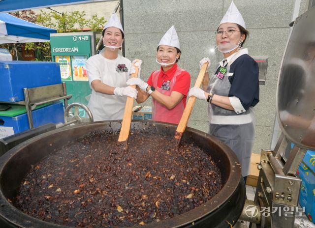 5일 오전 과천시 포레드림아파트에서 열린 '2025년 아름다운동행과 함께하는 짜장데이 나눔 행사'에서 과천시의회 하영주 의장, 황선희 부의장, 우윤화 시의원 등 참석자들이 짜장을 볶고 있다. 포레드림아파트는 통합공공임대 아파트로 이날 행사에서는 퇴직 공무원 자원봉사단체인 상록자원봉사단 등 봉사단이 독거노인, 차상위 계층 등 어려운 이웃 및 지역 주민들을 위해 준비한 음식을 나누고 장기자랑 등 행사로 진행됐다. 윤원규기자