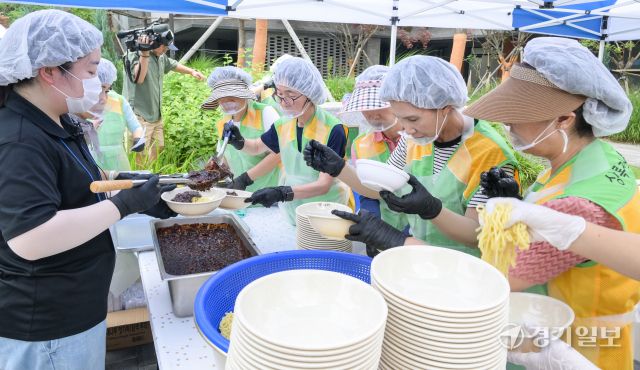 5일 오전 과천시 포레드림아파트에서 열린 '2025년 아름다운동행과 함께하는 짜장데이 나눔 행사'에서 석자들이 짜장 나눔 봉사를 하고 있다. 포레드림아파트는 통합공공임대 아파트로 이날 행사에서는 퇴직 공무원 자원봉사단체인 상록자원봉사단 등 봉사단이 어려운 이웃 및 지역 주민들을 위해 준비한 음식을 나누고 장기자랑 등 행사로 진행됐다. 윤원규기자