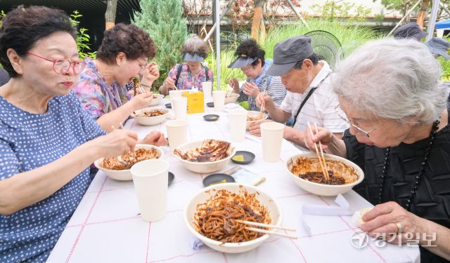 5일 오전 과천시 포레드림아파트에서 열린 '2025년 아름다운동행과 함께하는 짜장데이 나눔 행사'에서 지역 주민들이 짜장면을 먹고 있다. 포레드림아파트는 통합공공임대 아파트로 이날 행사에서는 퇴직 공무원 자원봉사단체인 상록자원봉사단 등 봉사단이 어려운 이웃 및 지역 주민들을 위해 준비한 음식을 나누고 장기자랑 등 행사로 진행됐다. 윤원규기자
