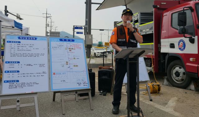 6일 오후 인천 계양구 병방동 맨홀 밑 작업자 실종 현장 주변에서 김만종 계양소방서 현장대응단장이 언론 브리핑을 하고 있다. 황남건기자